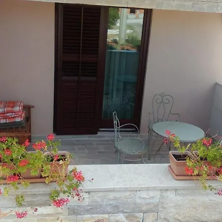 House Eleonora Nyaraló Barban